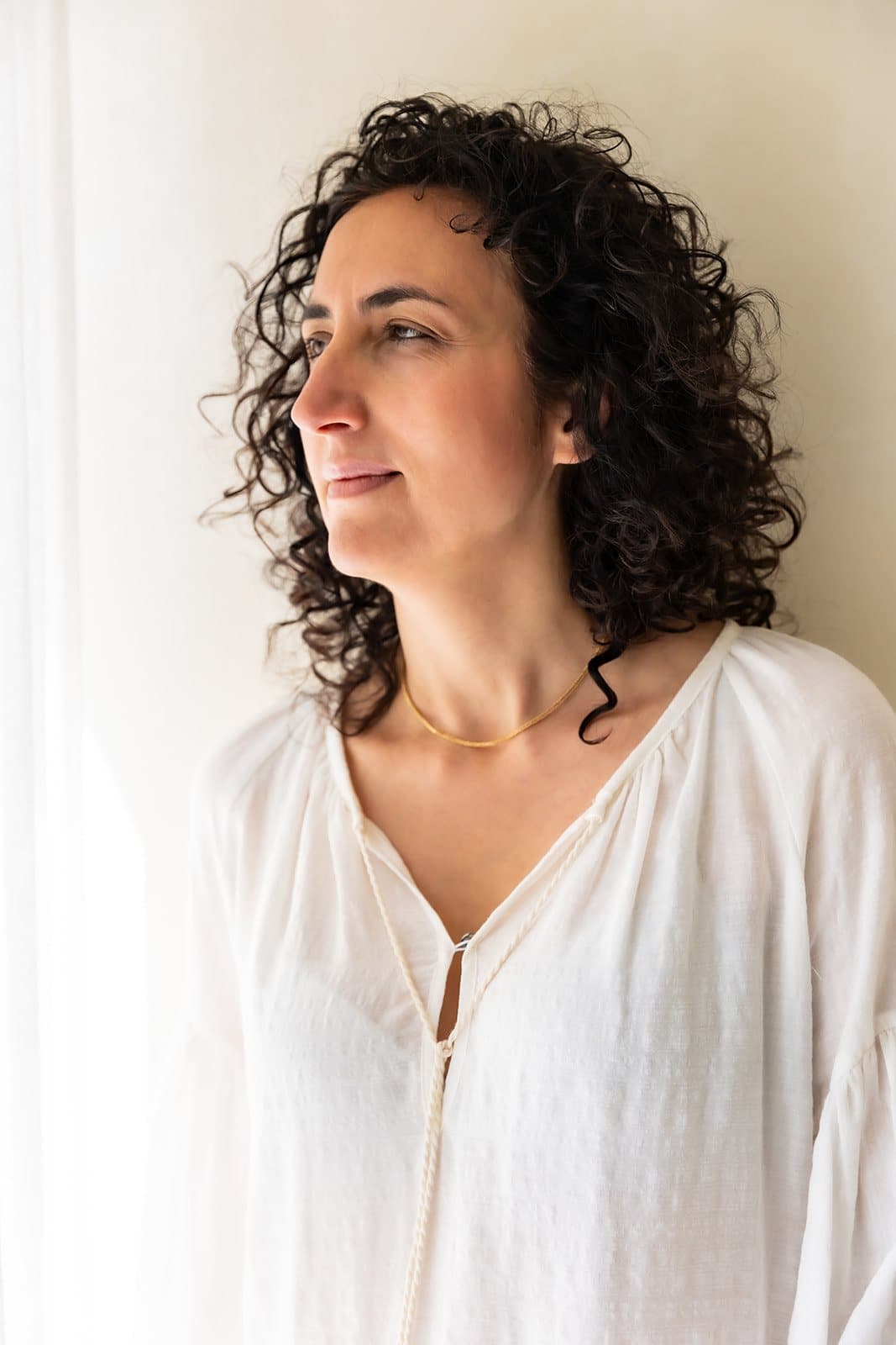 Sara Setodeh kijkt naar het licht van een raam